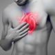 klatka piersiowa mężczyzny z naniesionym graficznie układem sercowo-naczyniowym