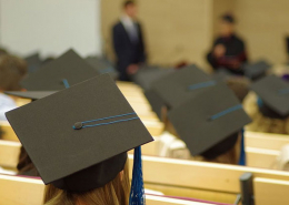 zdjęcie studentów w biretach na auli